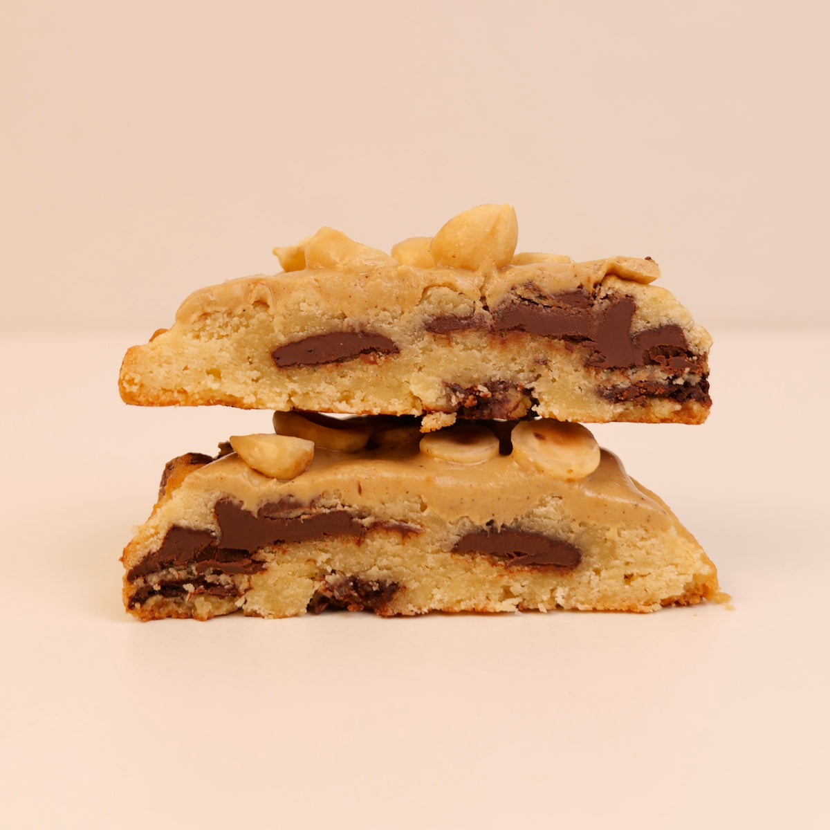 Cookie Banana Bread coupé, pépites de chocolat et noisettes
