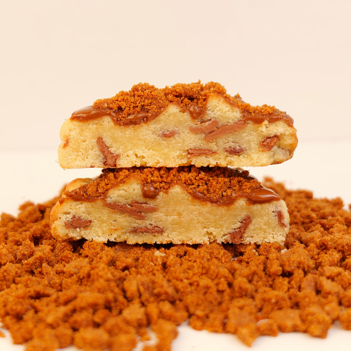 Cookies Spéculoos coupés sur lit de spéculoos concassés