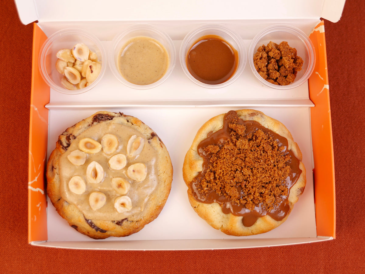 Coffret Automnal ouvert : cookies Banana Bread et Spéculoos avec leurs garnitures
