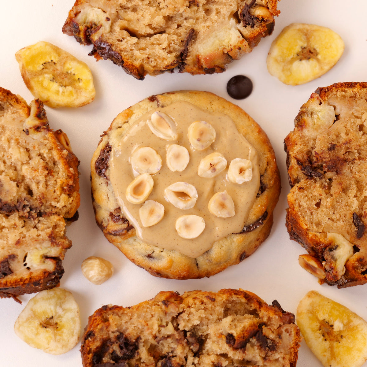Cookie Banana Bread nappé de pâte à tartiner et noisettes torréfiées